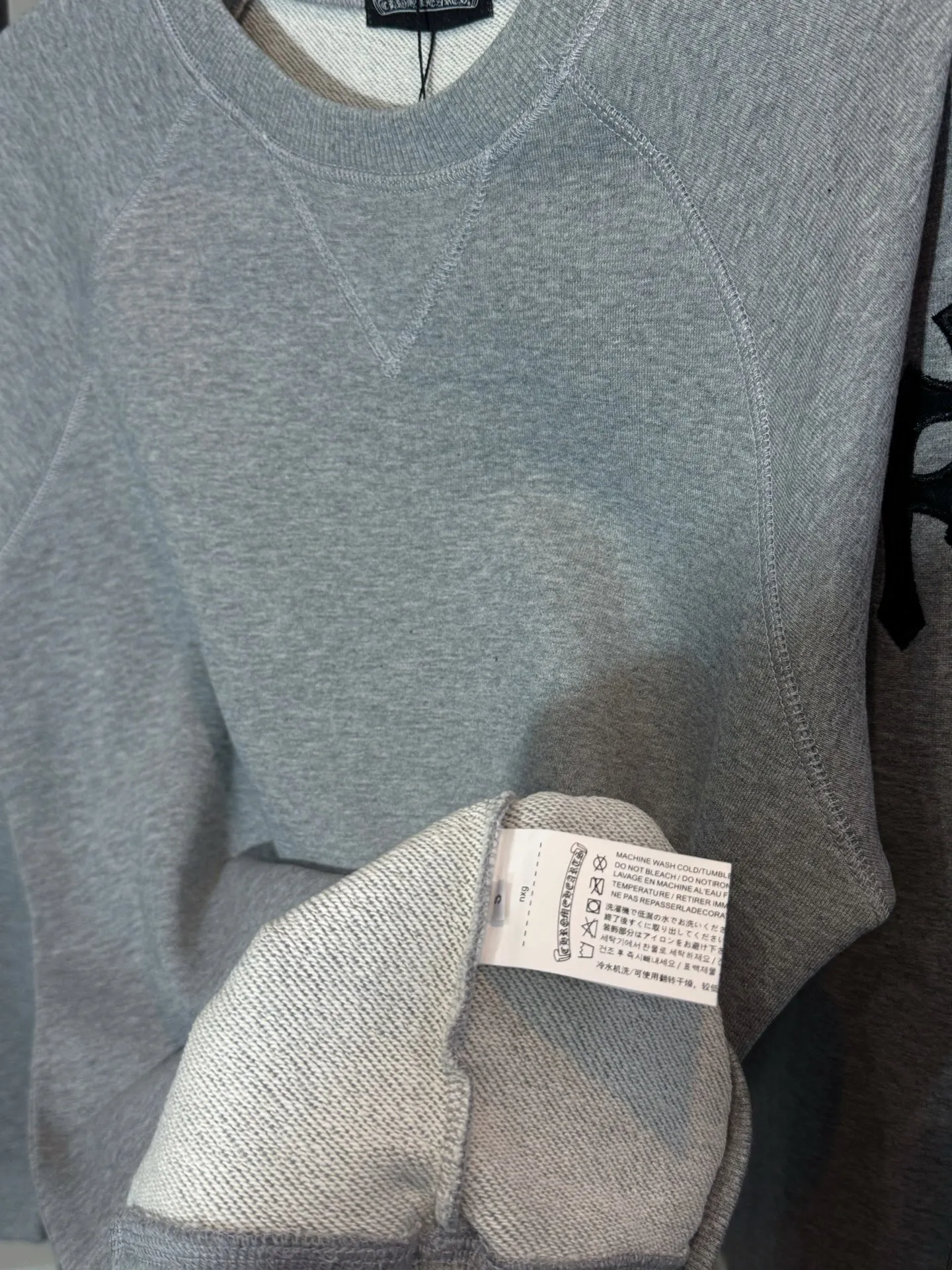 P220 model number: HE392 Chromehearts-Chrome heart logo embroidered pure cotton round neck sweatshirt The fabric of the clothing is made of 420g high-weight pure cotton terry fabric. The upper body is comfortable and breathable, has a delicate and smooth feel, and is extremely warm. The arms are sewn with the original Croix heart cross leather label. The arm hems are made of elastic threads of the same color and color. The Croix heart small letter hardware iron label is customized on the back. The original label is made by a large factory. It has three complete labels. It has a loose os version. Kuaishou Xiaohongshu's popular sweatshirt, you can buy it with confidence.  Color: Gray Size: S M L XL